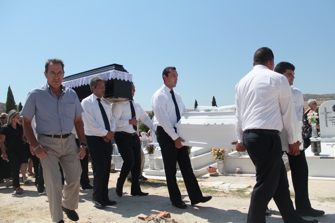 Αίγινα: Θρήνος στην κηδεία του 44χρονου και της 5χρονης