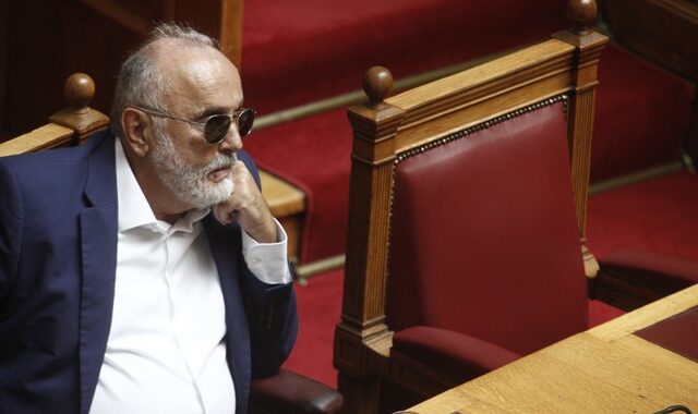 Έκτακτη ενημέρωση Κουρουμπλή στη Βουλή για την πετρελαιοκηλίδα στο Σαρωνικό