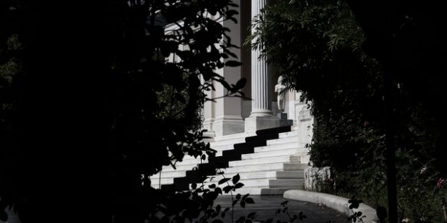 Μαξίμου: Ορθά δώσαμε άδειες χωρίς ΕΣΡ