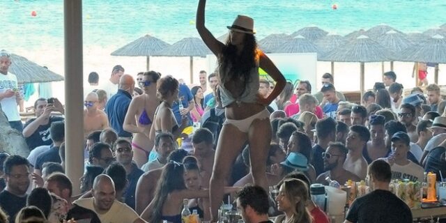 Οι έλεγχοι βγάζουν ‘λαβράκια’: Στη Μύκονο ‘ξέχασαν’ να κόψουν αποδείξεις, στη Σαντορίνη να δηλώσουν εργαζόμενους