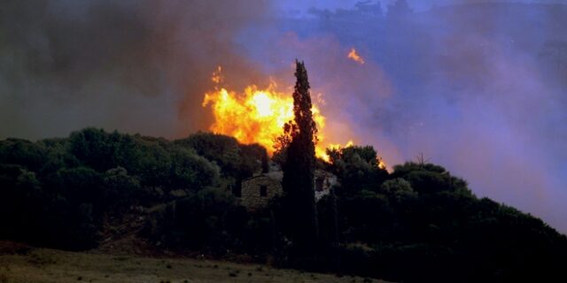 Υπό μερικό έλεγχο οι πυρκαγιές σε Ηράκλειο και Αργολίδα