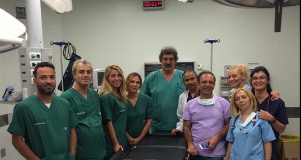 Ο Πολάκης έκανε χειρουργείο για να δείξει ότι το νοσοκομείο Σαντορίνης δουλεύει κανονικά