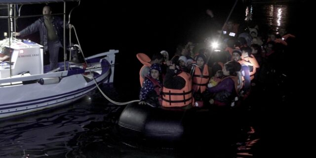 Με μια βάρκα έφθασαν, 51 πρόσφυγες και μετανάστες, στη Λέσβο