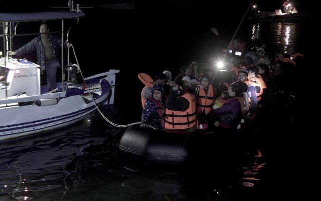 Με μια βάρκα έφθασαν, 51 πρόσφυγες και μετανάστες, στη Λέσβο