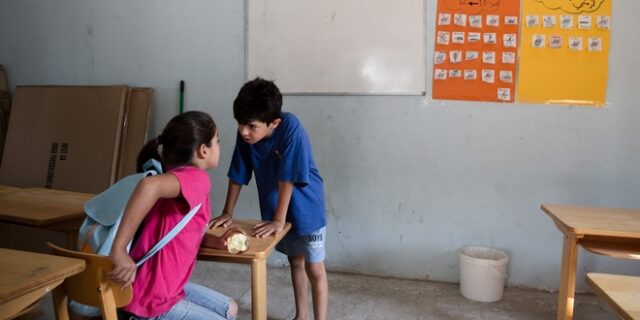 Στα θρανία από τον Σεπτέμβριο 18.000 προσφυγόπουλα