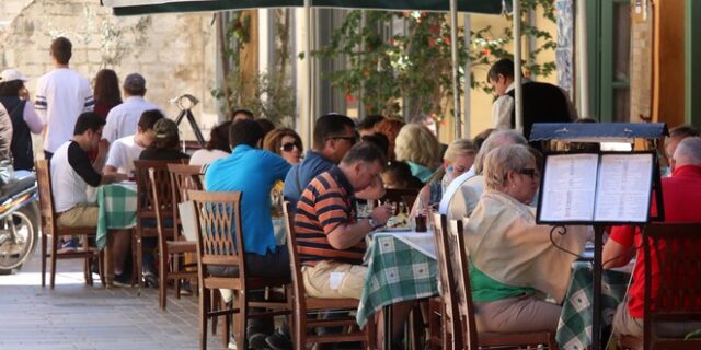 Καταρρέει η τουριστική κίνηση στη Λέσβο, με φόντο το προσφυγικό