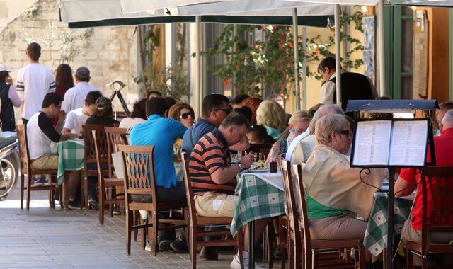 Καταρρέει η τουριστική κίνηση στη Λέσβο, με φόντο το προσφυγικό