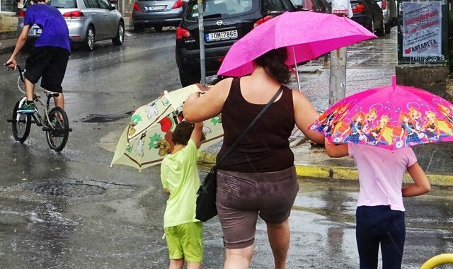 Καιρός: Βροχή, χαλάζι και ισχυροί άνεμοι από το βράδυ