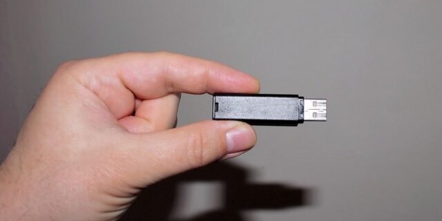 Σπείρα εκβίαζε επιχειρηματία με usb προσωπικών του αρχείων