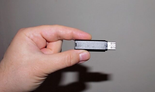 Σπείρα εκβίαζε επιχειρηματία με usb προσωπικών του αρχείων