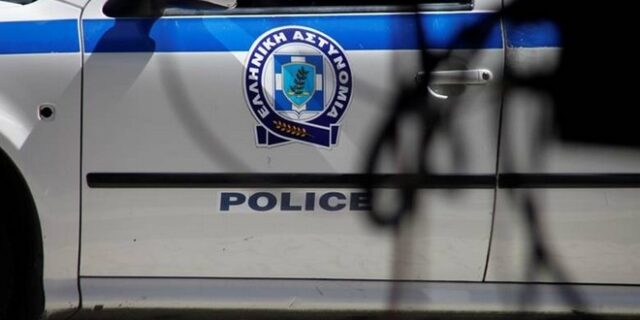 Έσπαγαν με βαριοπούλα τα παράθυρα σπιτιών και έμπαιναν μέσα