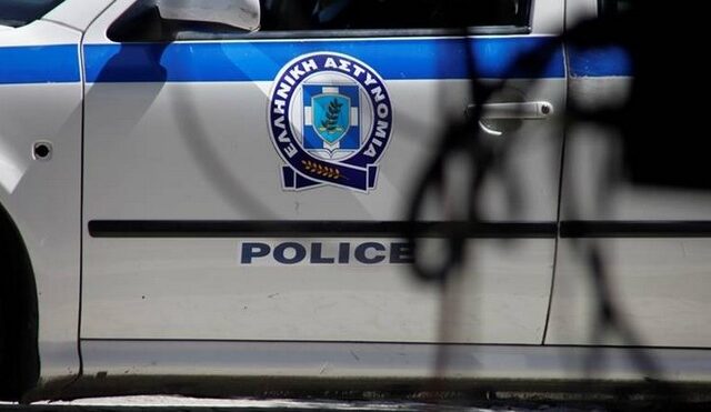 Έσπαγαν με βαριοπούλα τα παράθυρα σπιτιών και έμπαιναν μέσα