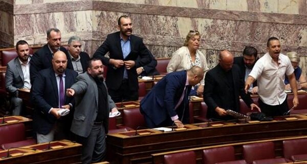 Αισχρή επίθεση χρυσαυγιτών εναντίον του βουλευτή Ζεϊμπέκ. ‘Σκάσε ρε, κ@λότουρκοι’