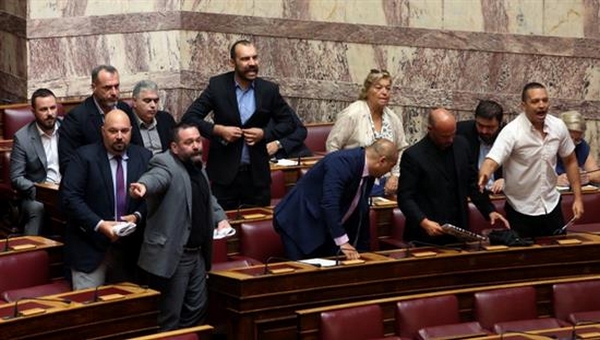 Αισχρή επίθεση χρυσαυγιτών εναντίον του βουλευτή Ζεϊμπέκ. ‘Σκάσε ρε, κ@λότουρκοι’