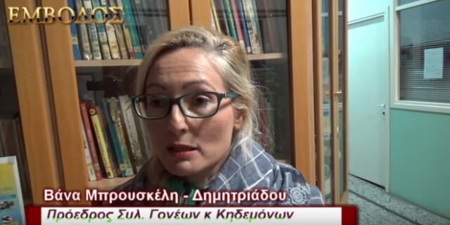 Μητέρα περηφανεύεται χαμογελώντας στην κάμερα για το ‘καθαρό όχι’ στα προσφυγόπουλα