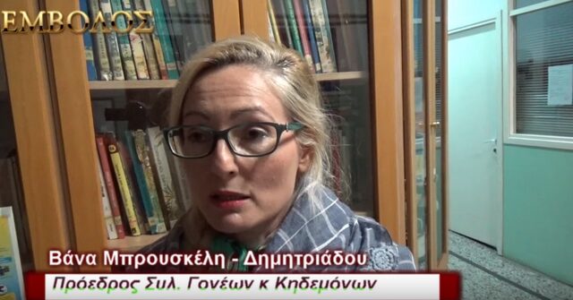 Μητέρα περηφανεύεται χαμογελώντας στην κάμερα για το ‘καθαρό όχι’ στα προσφυγόπουλα