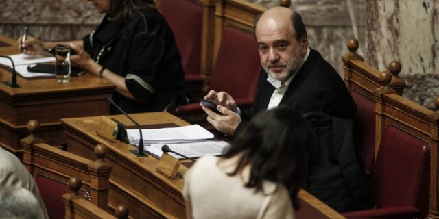 Αλεξιάδης για τηλεοπτικές άδειες: Ήρθε η ώρα για όσους δεν πλήρωναν