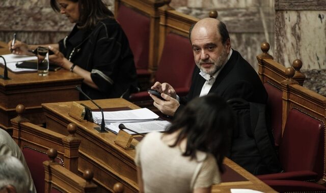 Αλεξιάδης για τηλεοπτικές άδειες: Ήρθε η ώρα για όσους δεν πλήρωναν