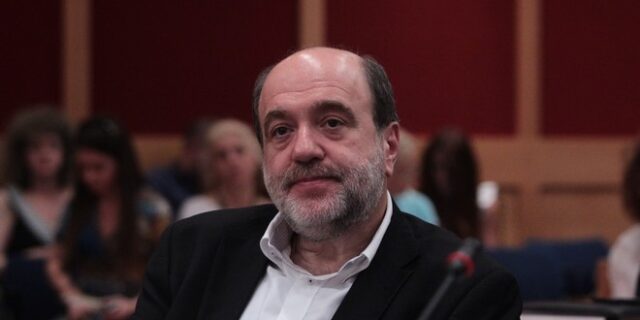 Αλεξιάδης: ‘Υπερβολές’ οι εξαγγελίες Μητσοτάκη για τη φορολογία