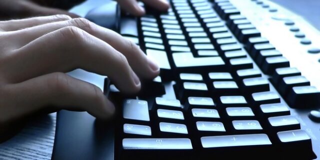 Την γνώρισε μέσω Facebook την εκβίασε και την βίασε