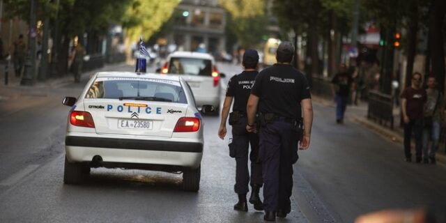 Ένας 22χρονος αναζητείται για τον τραυματισμό του διοικητή της τροχαίας