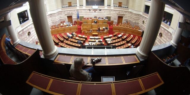 Στη Βουλή το νομοσχέδιο με τα προαπαιτούμενα