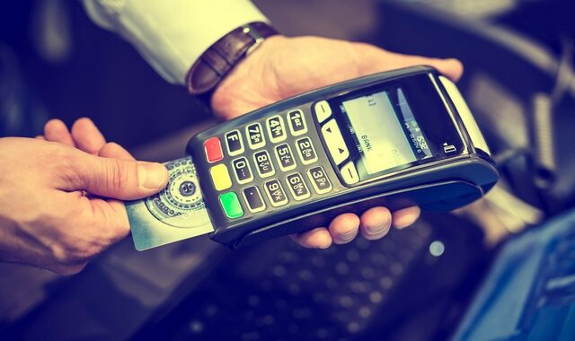 Πρώτη φορά σε σταθερό διψήφιο ποσοστό επί της καταναλωτικής δαπάνης η χρήση καρτών