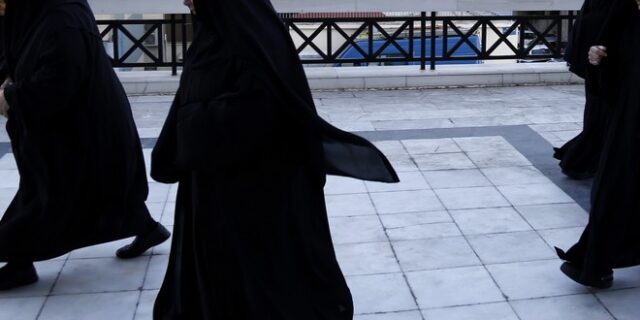 Μένουμε Τεχεράνη