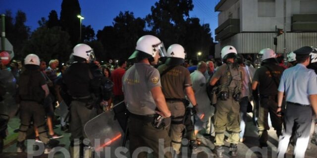 Ένταση και χημικά σε διαμαρτυρία για το προσφυγικό στη Χίο
