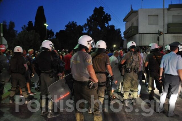 Ένταση και χημικά σε διαμαρτυρία για το προσφυγικό στη Χίο