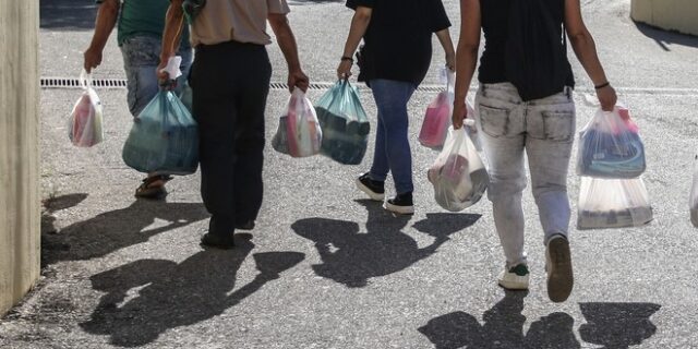 Κοινωνικό Εισόδημα Αλληλεγγύης σε 30 δήμους. Πώς θα πληρωθεί