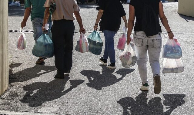 Κοινωνικό Εισόδημα Αλληλεγγύης σε 30 δήμους. Πώς θα πληρωθεί