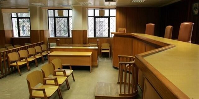 Απίστευτο περιστατικό σε δίκη: Κατηγορούμενος εκσφενδόνισε στην εισαγγελέα το ευαγγέλιο
