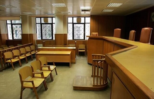 Απίστευτο περιστατικό σε δίκη: Κατηγορούμενος εκσφενδόνισε στην εισαγγελέα το ευαγγέλιο