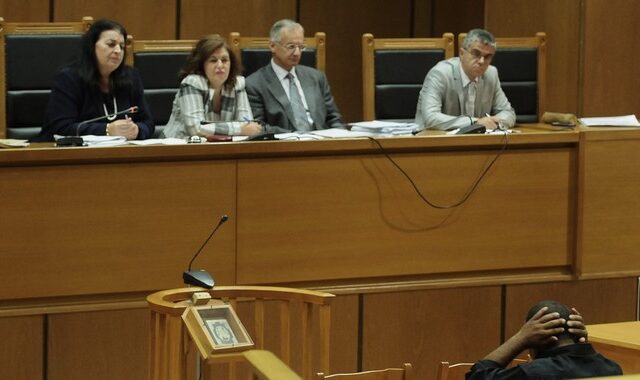 Κατάθεση – παρωδία στη δίκη της Χρυσής Αυγής