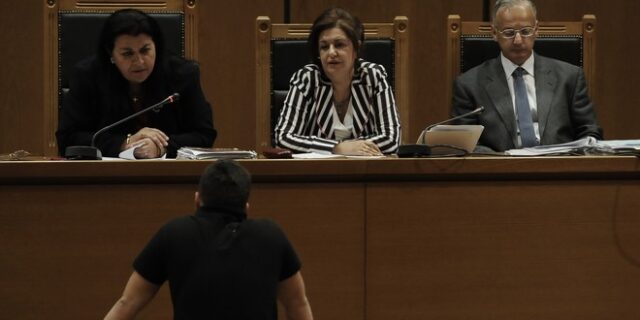 Δίκη ΧΑ Αστυνομικός: ‘Φωνάζαμε να σταματήσουν. Τι άλλο να κάναμε;’