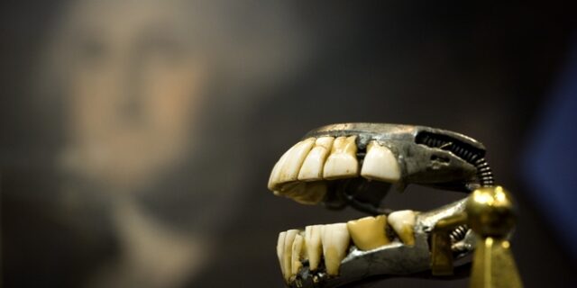 Μηχανή του Χρόνου: Ο πρόεδρος που έπαιρνε δόντια από μαύρους σκλάβους και ιπποπόταμους για να φτιάξει τη μασέλα του