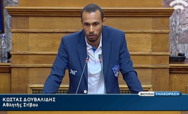 Ο Μιχαλολιάκος δεν χειροκρότησε τον Δουβαλίδη