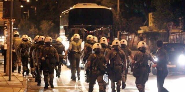 Επίθεση κουκουλοφόρων σε εκδήλωση της Football League για την κλήρωση των αγώνων