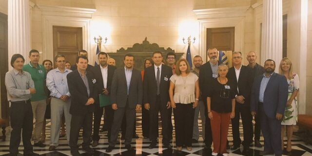 Ο Νίκος Παππάς παρουσιάζει την ομάδα των τηλεοπτικών αδειών