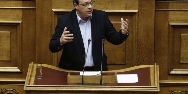 Φάμελλος: Κανάλια και αντιπολίτευση φτιάχνουν ‘συμβόλαιο’ για δωρεάν άδειες