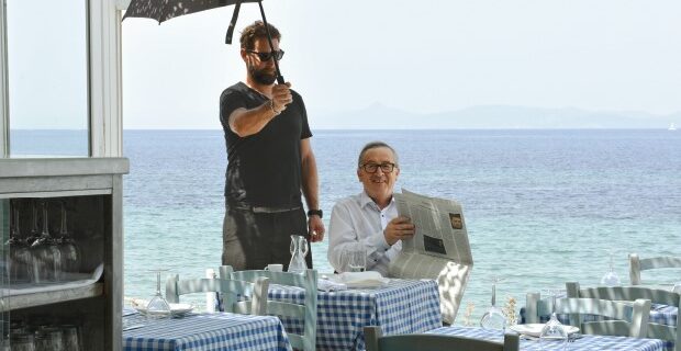 Ο Γιούνκερ σε ελληνική ταβέρνα χαίρεται που πληρώνει ακόμα σε ευρώ