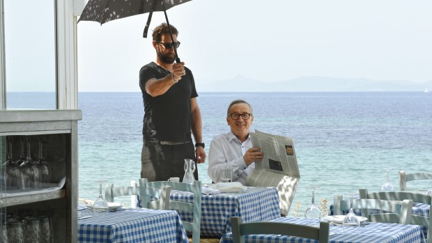 Ο Γιούνκερ σε ελληνική ταβέρνα χαίρεται που πληρώνει ακόμα σε ευρώ