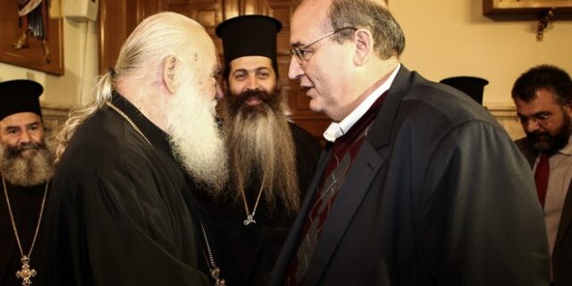 Έρχονται κατάρες! Ο Φίλης απειλεί το ισχυρότερο brand name στη χώρα