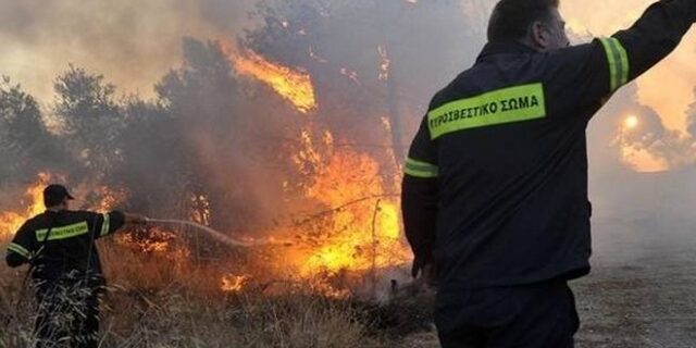 Ανεξέλεγκτη η φωτιά στη Θάσο. Τραυματίστηκε πυροσβέστης