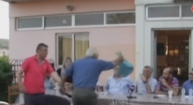 Λέσβος: 84χρονος απείλησε μετανάστες με καραμπίνα. Είχε πετάξει αρνί στον Δήμαρχο