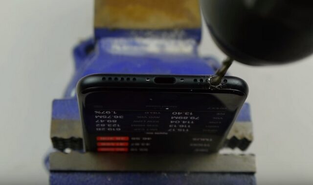 iPhone 7: Το δήθεν ‘κόλπο’ με το τρυπάνι για να του βάλεις ακουστικά