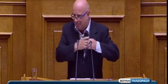 Βίντεο: Βουλευτής ανέβηκε στο βήμα μιλώντας στο κινητό του