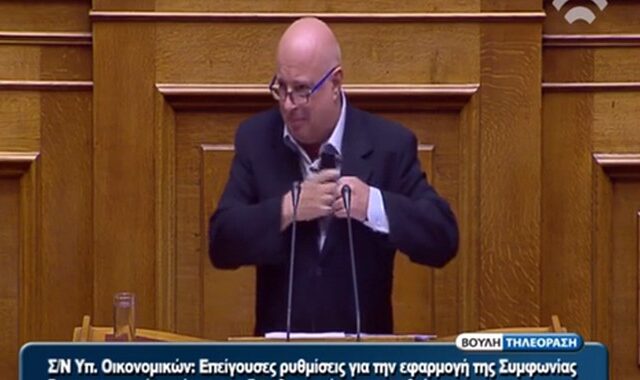 Βίντεο: Βουλευτής ανέβηκε στο βήμα μιλώντας στο κινητό του