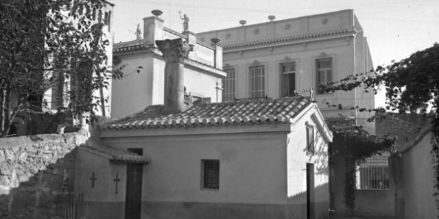 Μηχανή του Χρόνου: Πού βρίσκεται η εκκλησία από την οποία εξέχει ένας αρχαίος κίονας